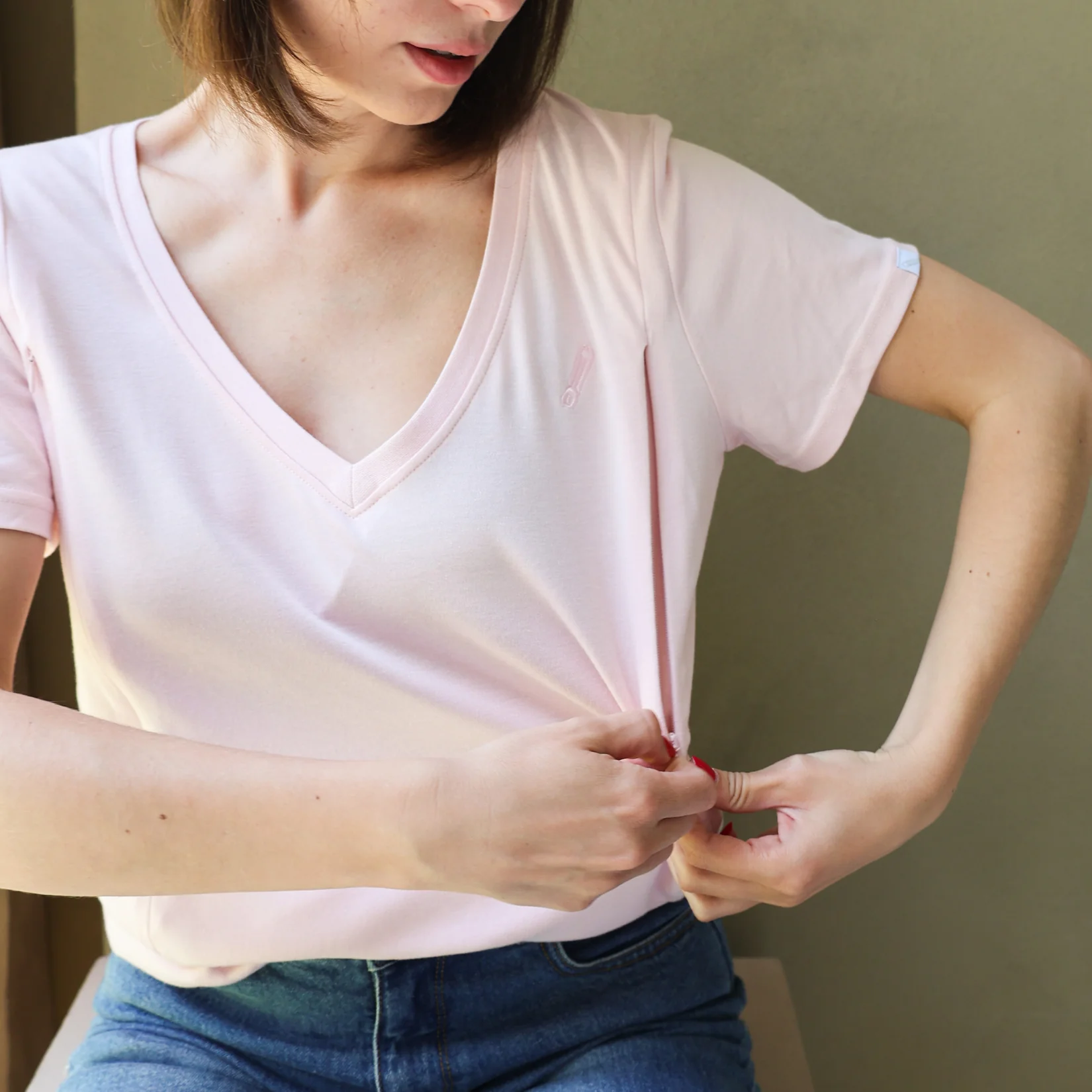 Breastfeeding T-Shirt V-Neck Pink – Image 2