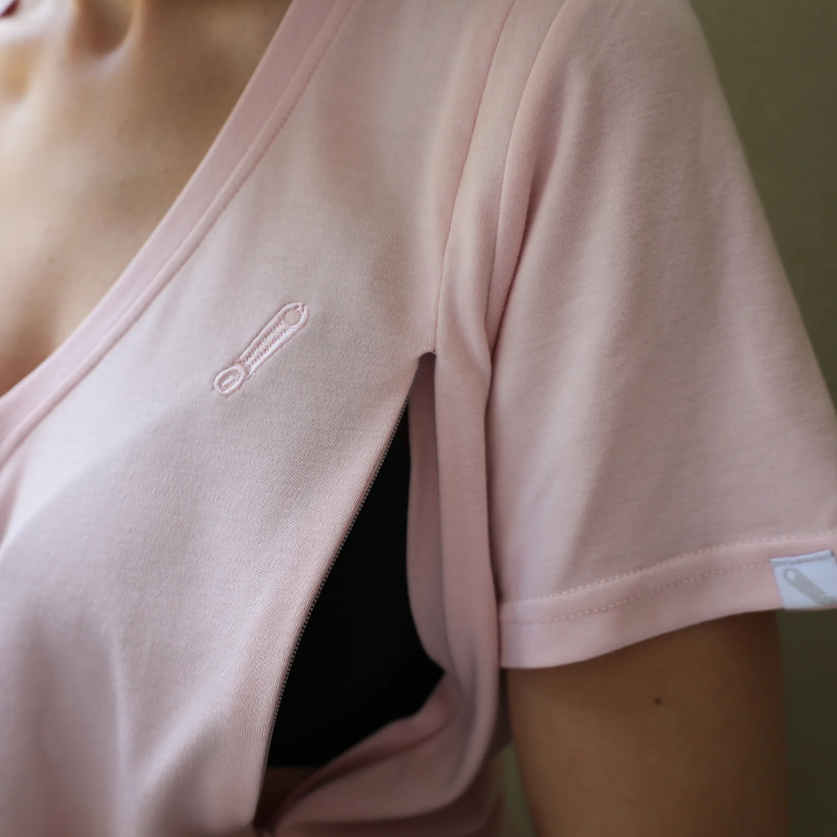 Breastfeeding T-Shirt V-Neck Pink – Image 6