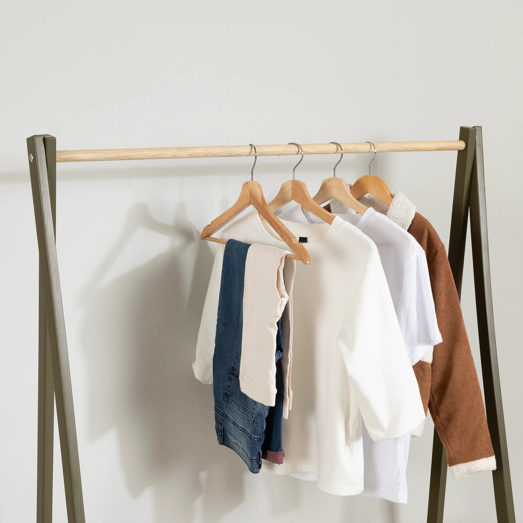 Garde-robe avec étagères de rangement Sweedi-Naturel et Vert olive – Image 5